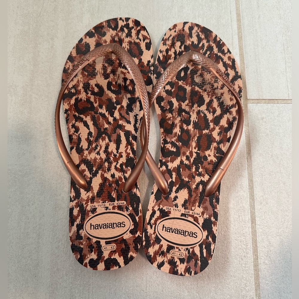 Havaianas Flip Flops. Rose gold. Size 11/12